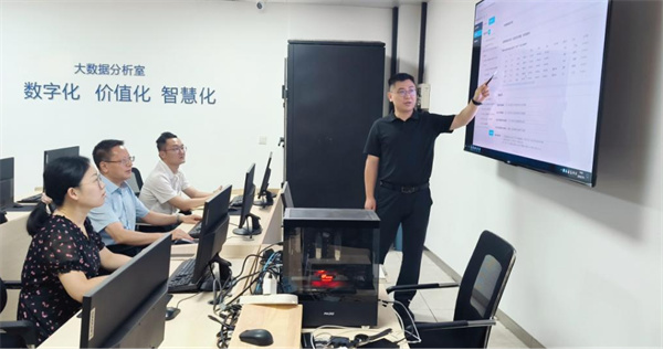 審計(jì)人員在大數(shù)據(jù)分析室研究數(shù)據(jù)特征